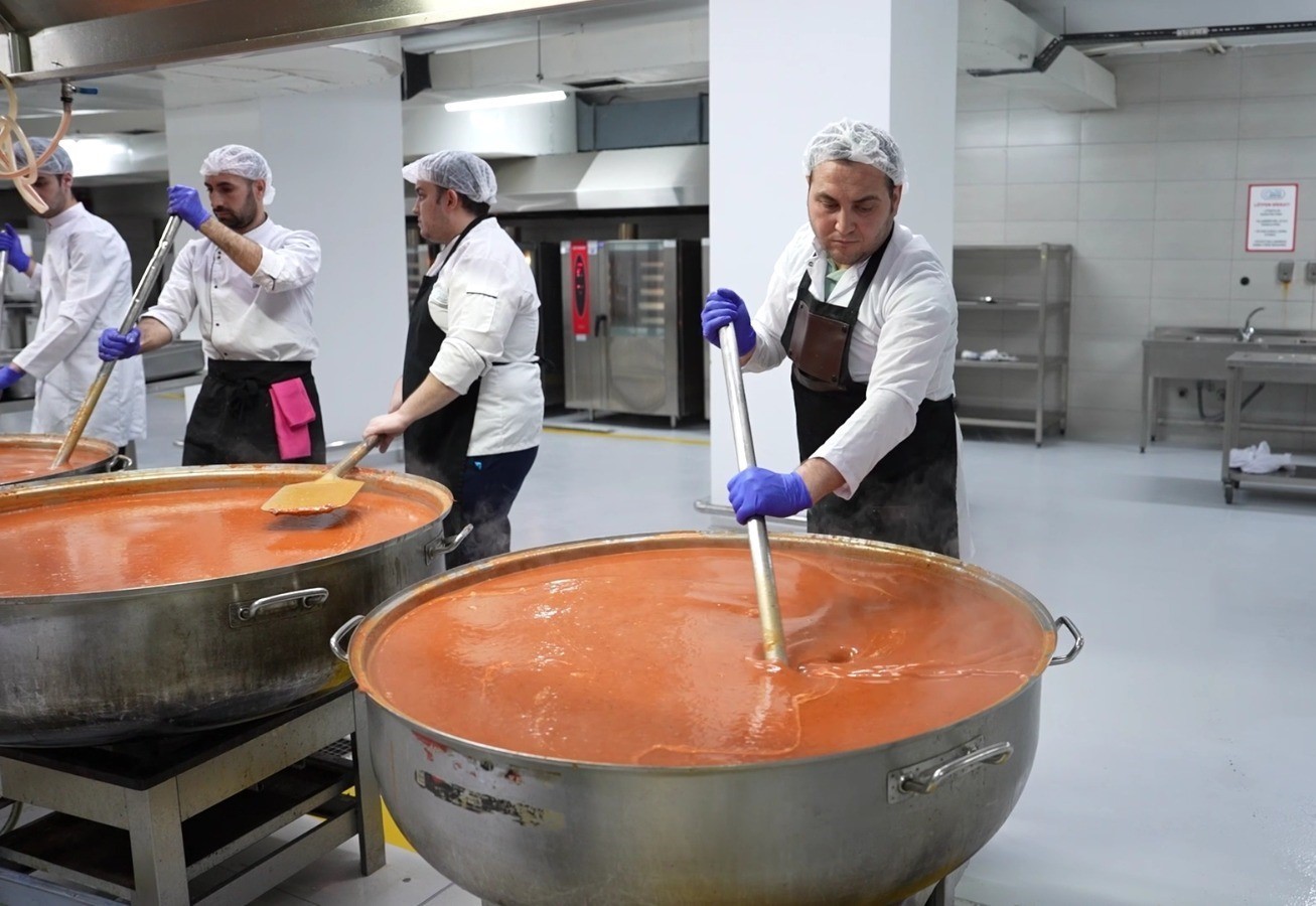 Esenyurt Belediyesi Ramazan ayı boyunca vatandaşlara yemek desteği sağlıyor
Esenyurt Belediyesi Ramazan ayı boyunca vatandaşlara yemek desteği sağlıyor