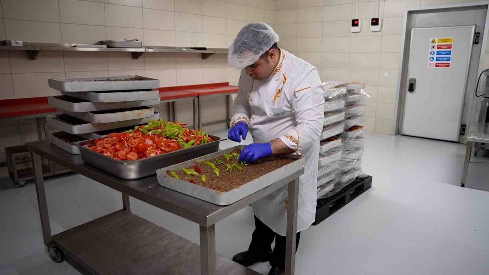 Esenyurt Belediyesi Ramazan ayı boyunca vatandaşlara yemek desteği sağlıyor
Esenyurt Belediyesi Ramazan ayı boyunca vatandaşlara yemek desteği sağlıyor