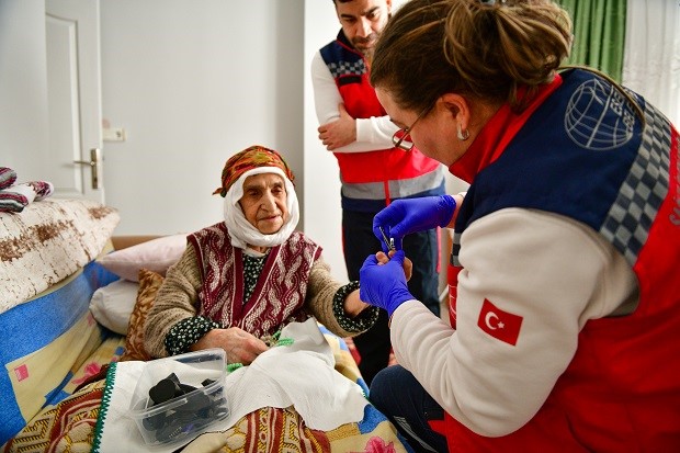 Esenyurt Belediyesi’nden bayram öncesi evde kişisel bakım hizmeti
