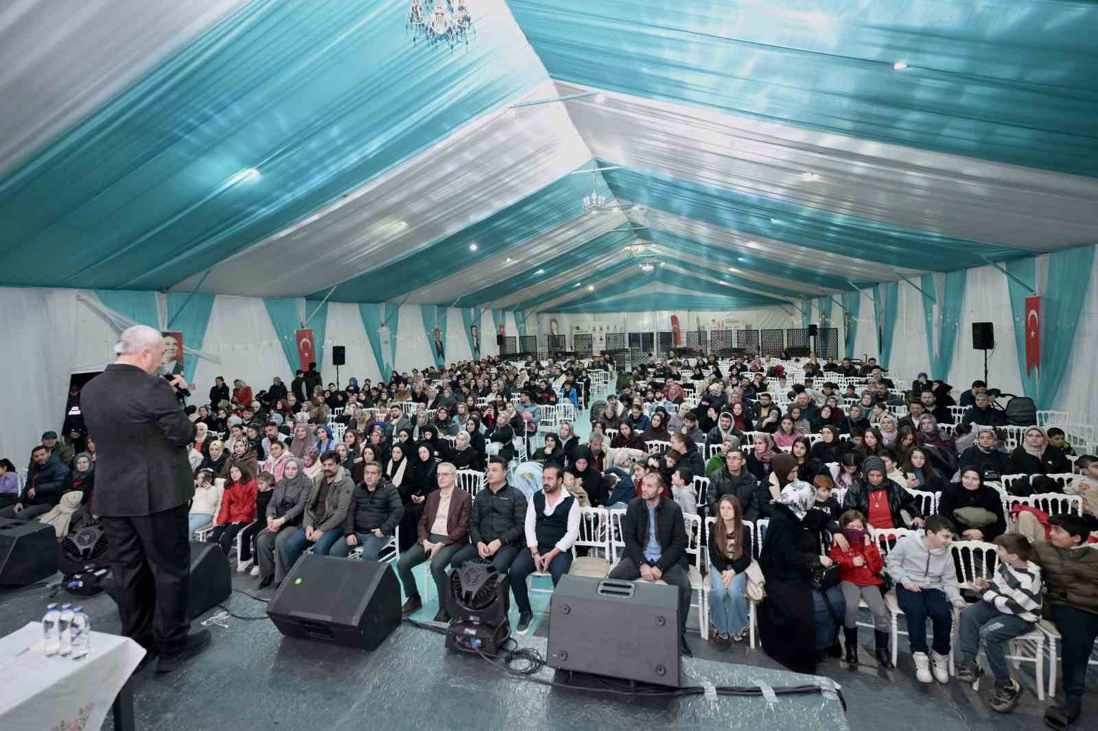 Esenyurt Belediyesi’nin Ramazan etkinliklerinde Nurullah Genç Esenyurtlularla buluştu
