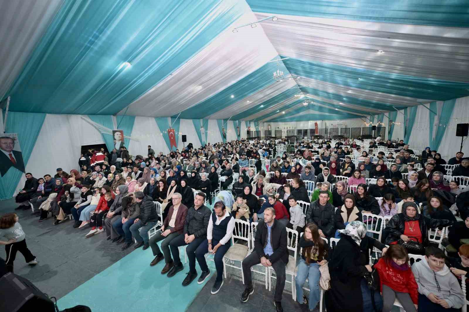 Esenyurt Belediyesi’nin Ramazan etkinliklerinde Nurullah Genç Esenyurtlularla buluştu
