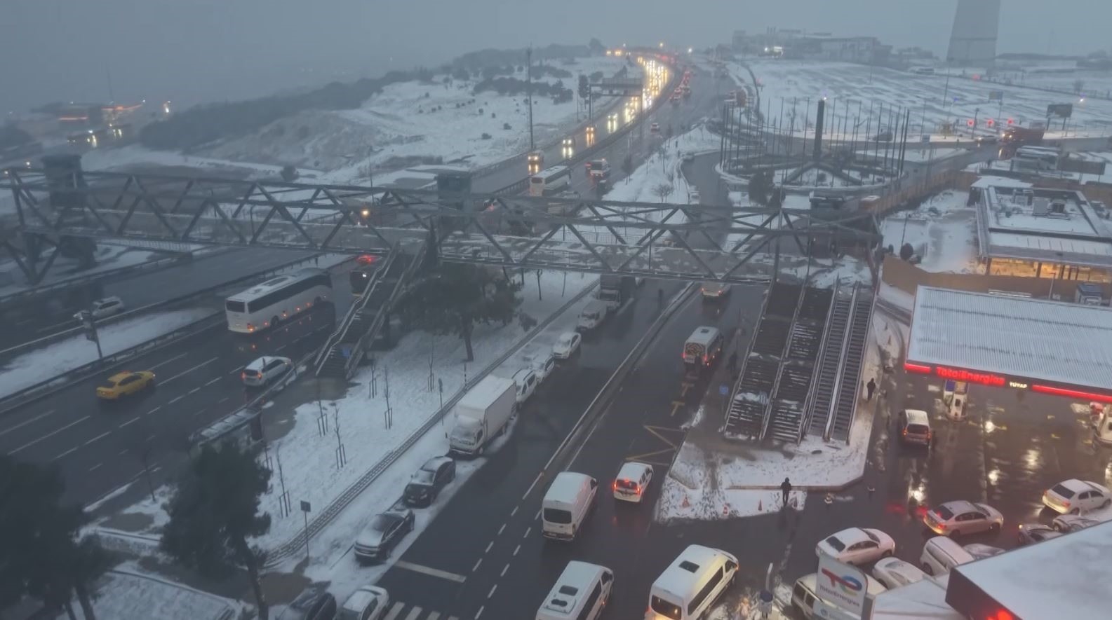 Esenyurt beyaza büründü
