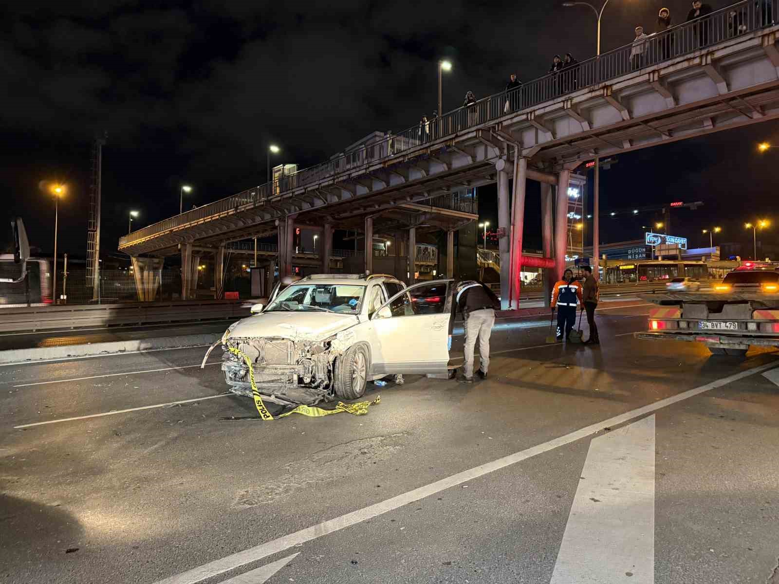 Esenyurt E-5’te otomobilin çarptığı motosiklet sürücüsü hayatını kaybetti
