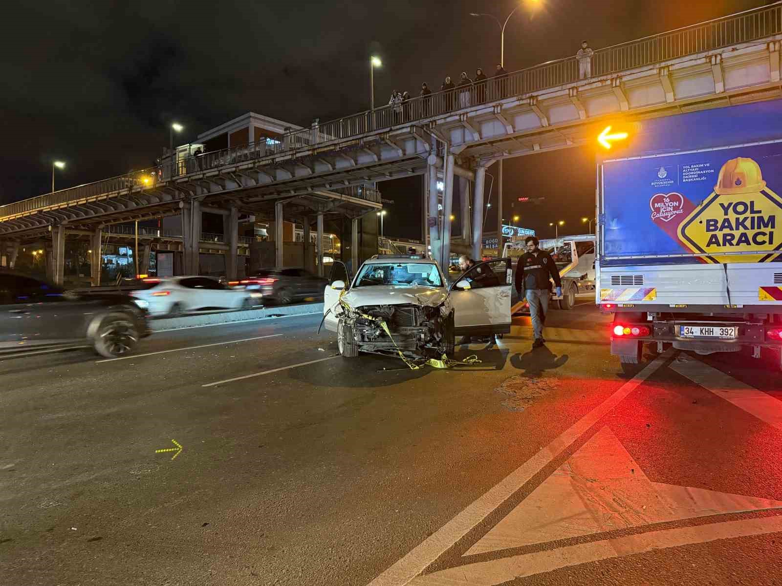 Esenyurt E-5’te otomobilin çarptığı motosiklet sürücüsü hayatını kaybetti
