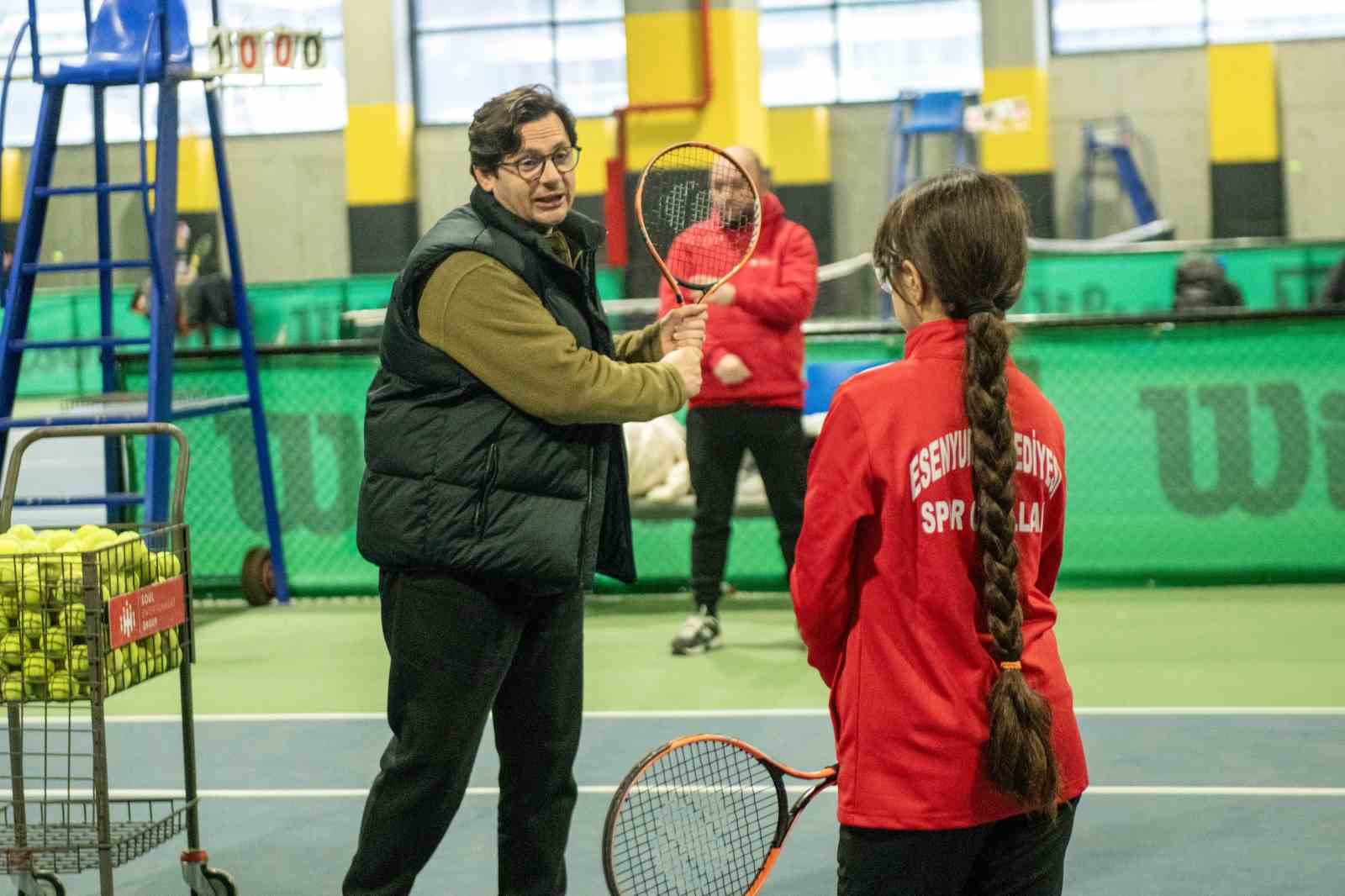 Esenyurtlu öğrenciler Avrupa’nın en büyük tenis akademilerinden birini ziyaret etti
