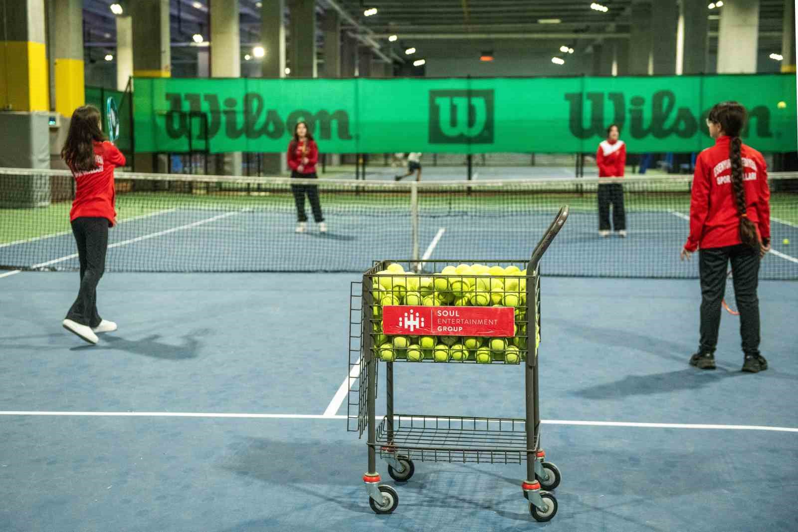 Esenyurtlu öğrenciler Avrupa’nın en büyük tenis akademilerinden birini ziyaret etti
