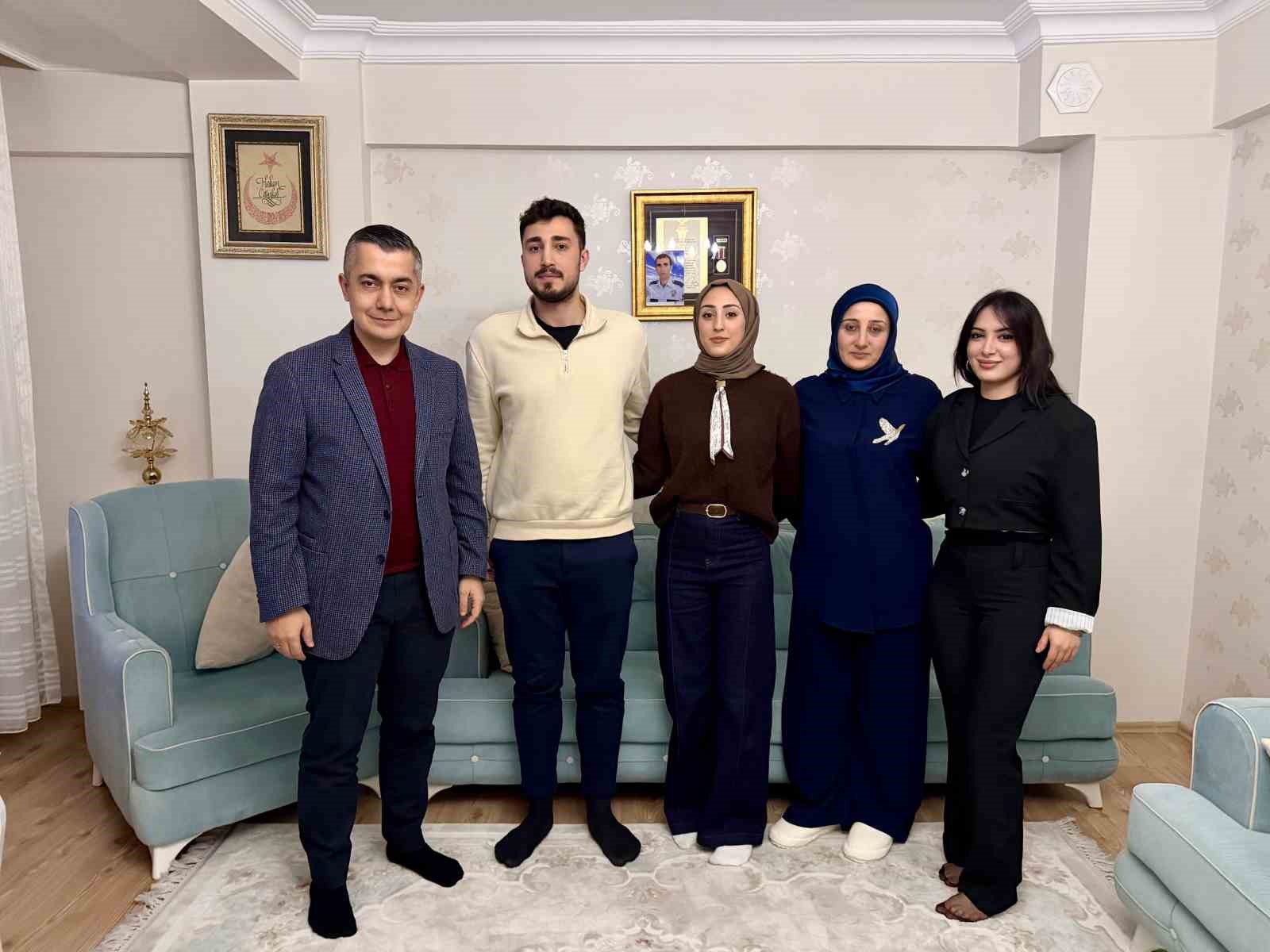 Esenyurt’ta Başkan Vekili Can Aksoy, ilk iftarını şehit ailesiyle açtı
Esenyurt’ta Başkan Vekili Can Aksoy, ilk iftarını şehit ailesiyle açtı