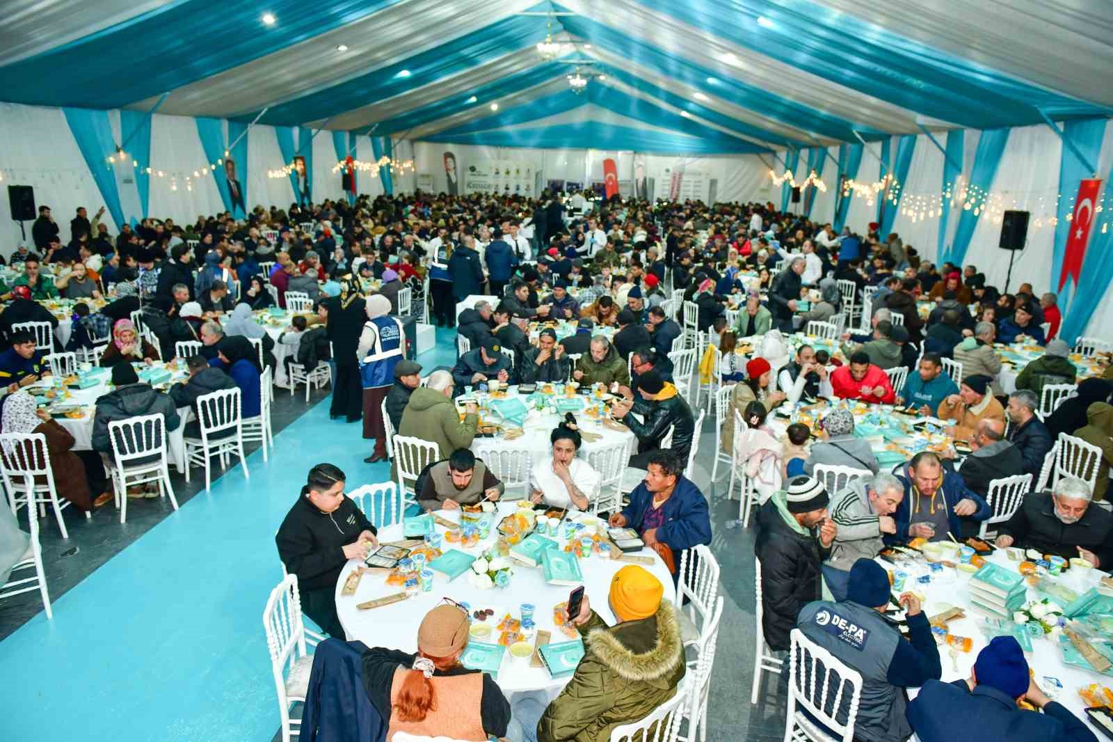 Esenyurt’ta Başkan Vekili Can Aksoy, ilk iftarını şehit ailesiyle açtı
Esenyurt’ta Başkan Vekili Can Aksoy, ilk iftarını şehit ailesiyle açtı
