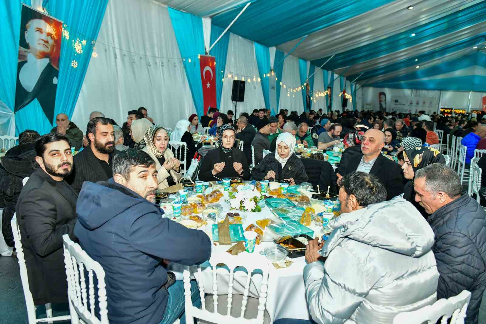 Esenyurt’ta Başkan Vekili Can Aksoy, ilk iftarını şehit ailesiyle açtı
Esenyurt’ta Başkan Vekili Can Aksoy, ilk iftarını şehit ailesiyle açtı
