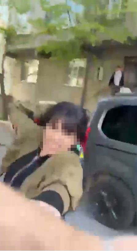 Esenyurt’ta bir kadın eski eşini sokak ortasında darp etti
