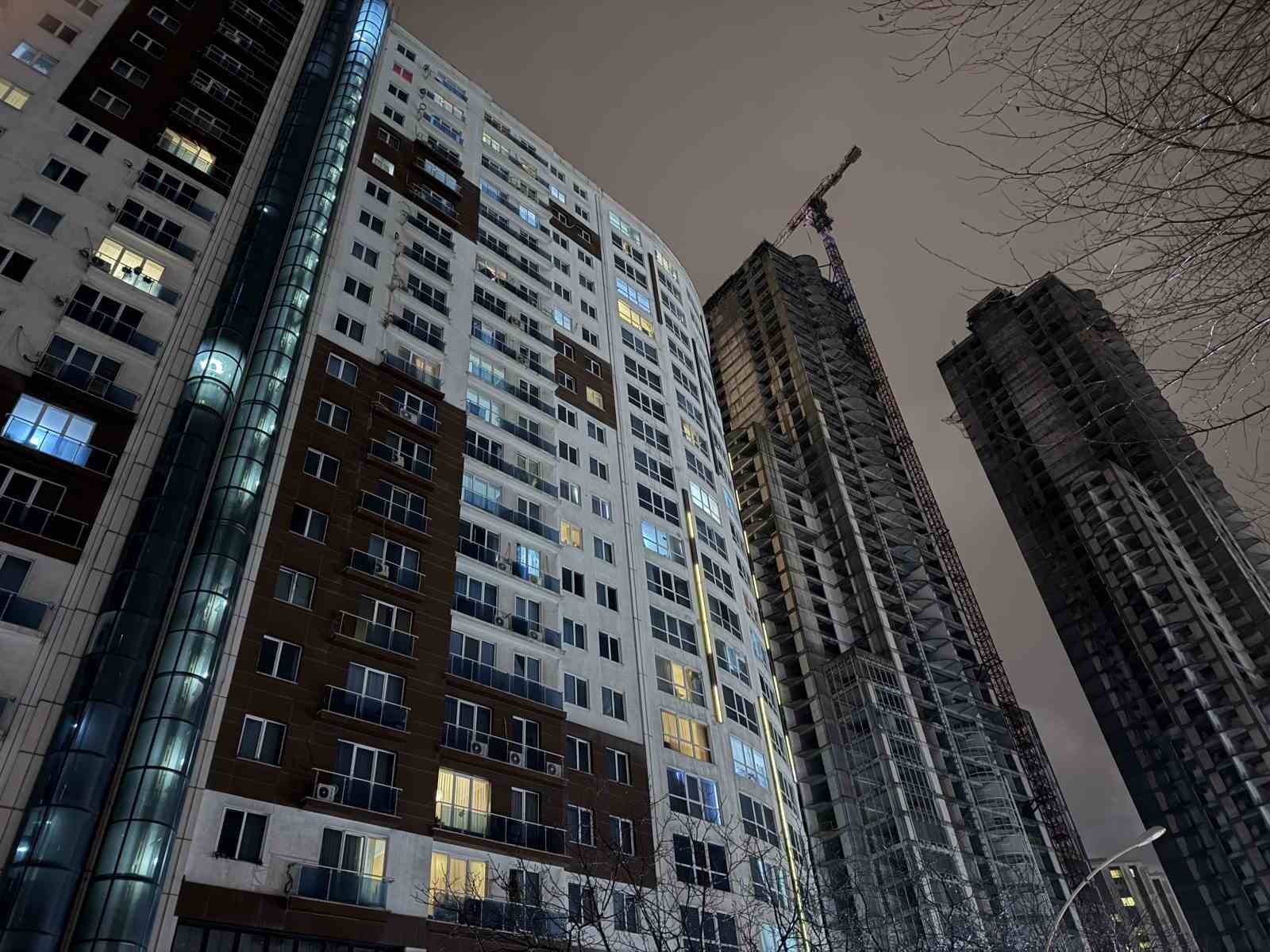 Esenyurt’ta bir sitede 2 kişi silahla vurulmuş halde ölü bulundu
Esenyurt’ta bir sitede 2 kişi silahla vurulmuş halde ölü bulundu