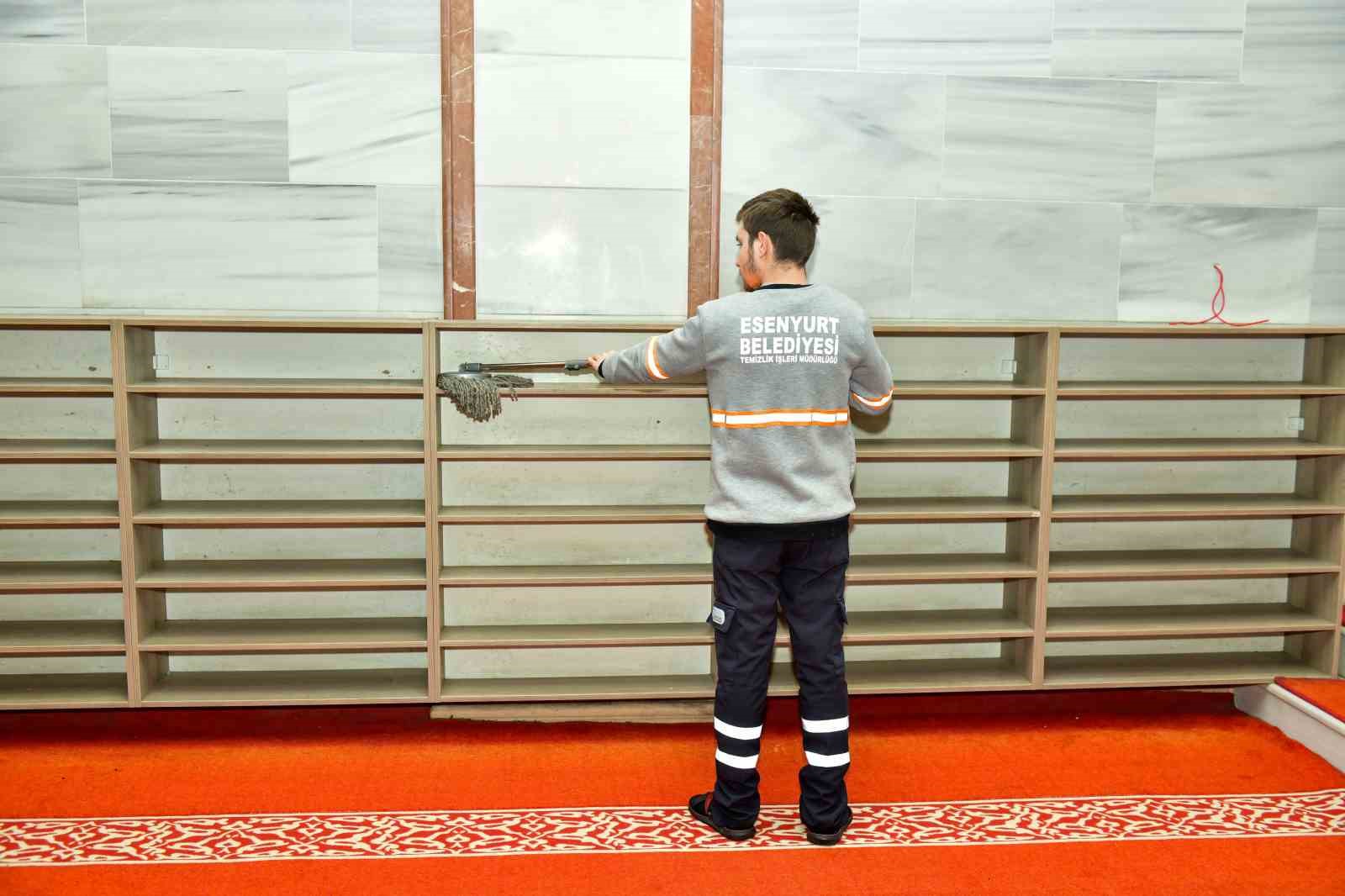 Esenyurt’ta camiler Ramazan’a hazır: Camiler dip köşe temizleniyor
