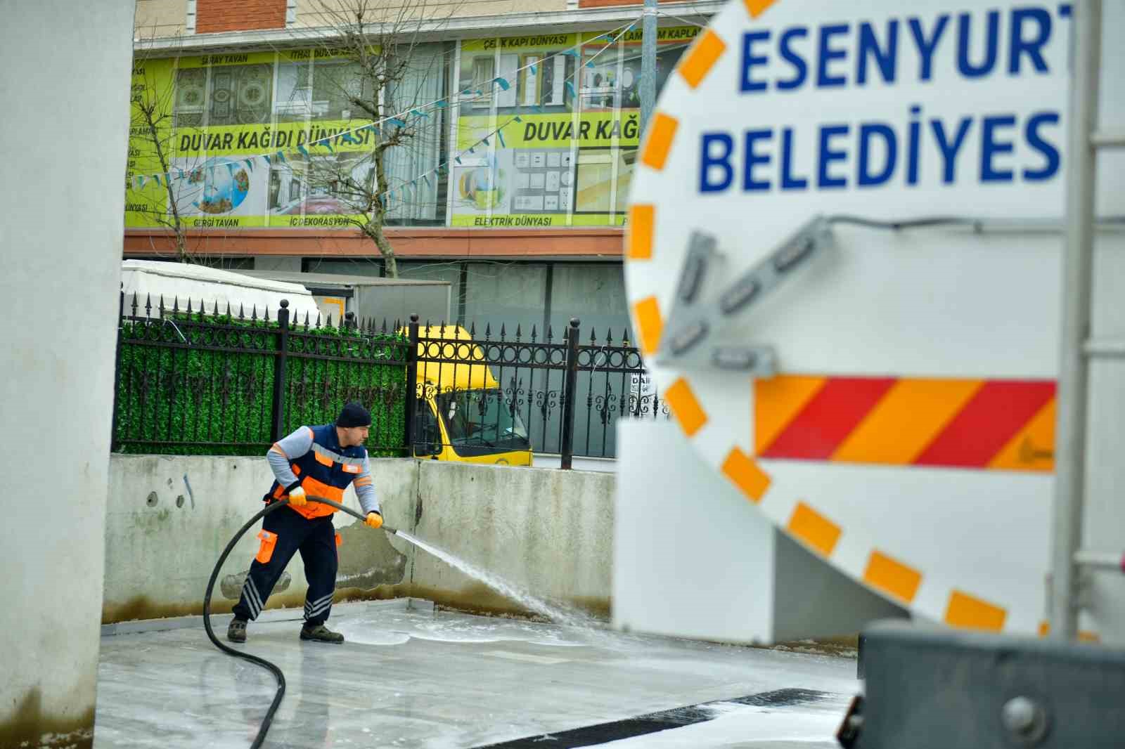Esenyurt’ta camiler Ramazan’a hazır: Camiler dip köşe temizleniyor
