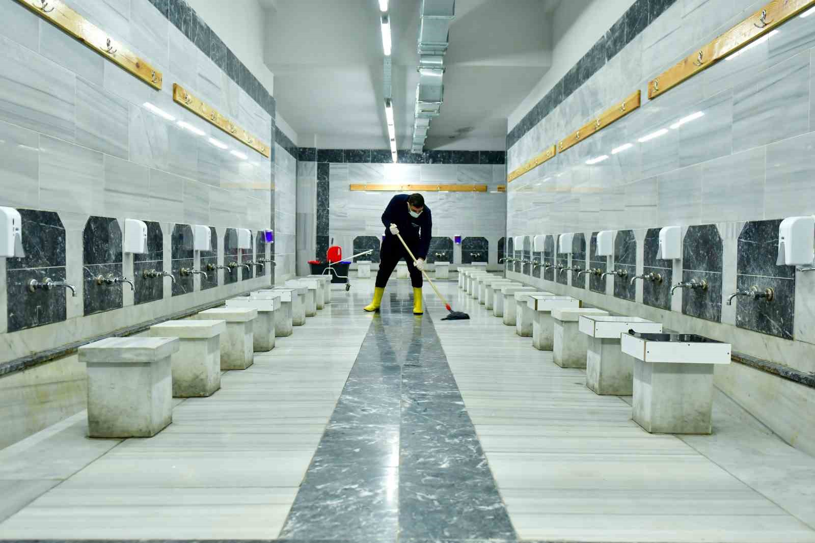 Esenyurt’ta camiler Ramazan’a hazır: Camiler dip köşe temizleniyor
