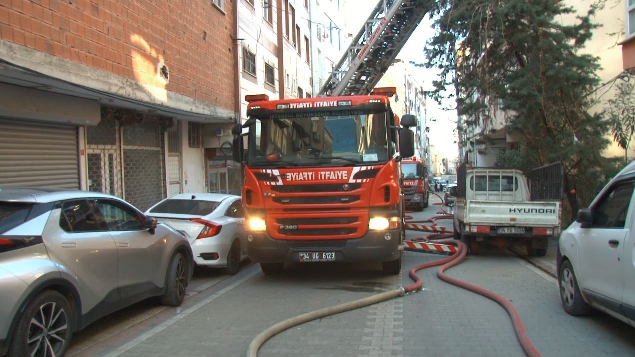 Esenyurt’ta çatıda çıkan yangın 3 binaya sıçradı
