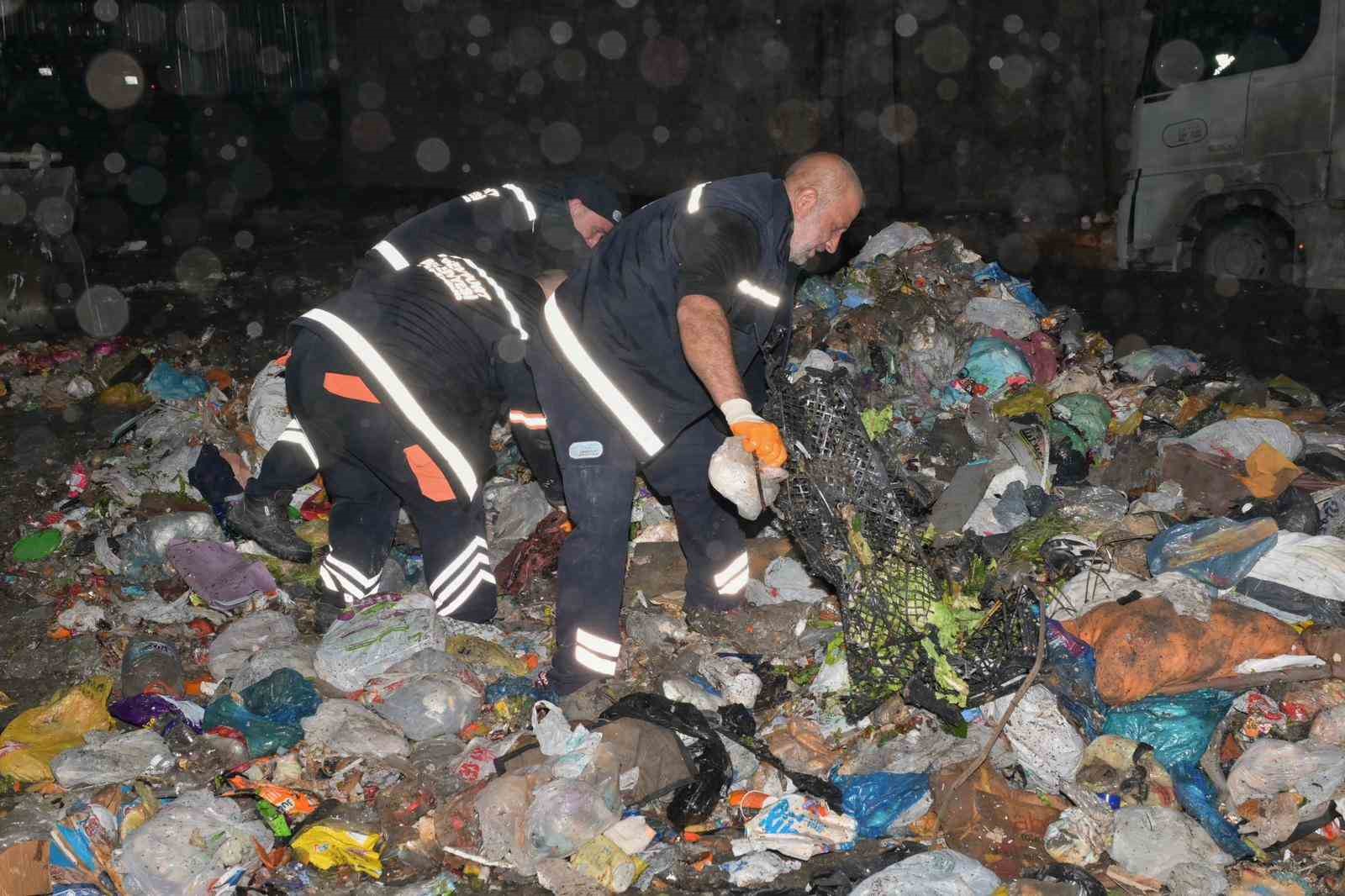 Esenyurt’ta çöpten servet çıktı: 1 milyon 200 bin TL’lik altın sahibine teslim edildi
