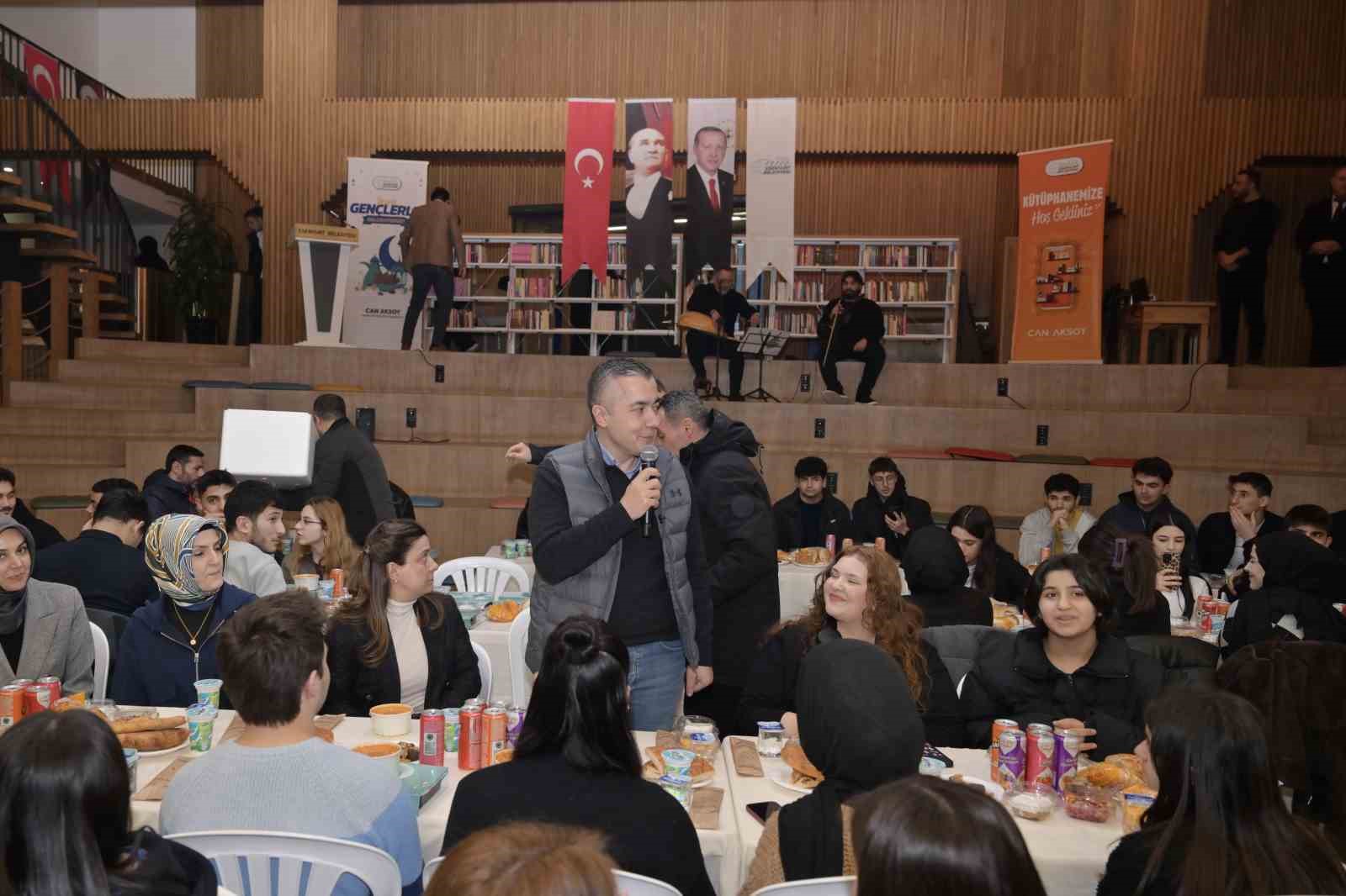 Esenyurt’ta gençlerle iftar buluşması
