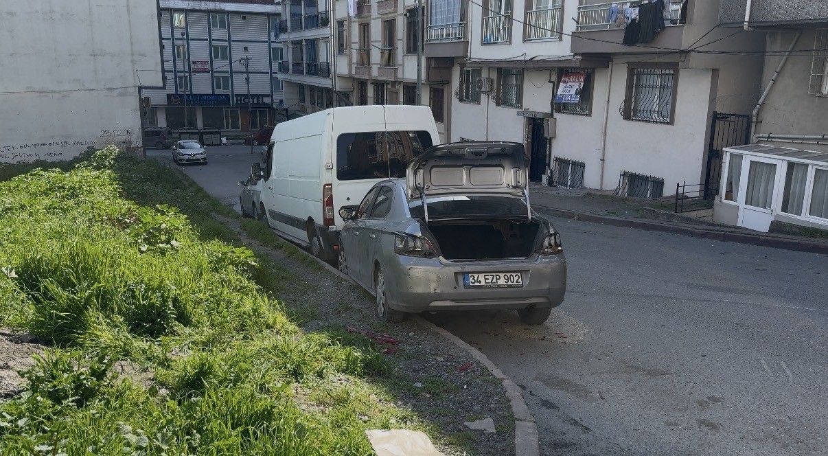 Esenyurt’ta içinde 16 öğrencinin bulunduğu servis minibüsünün freni boşaldı: O anlar kamerada
Esenyurt’ta içinde 16 öğrencinin bulunduğu servis minibüsünün freni boşaldı: O anlar kamerada
