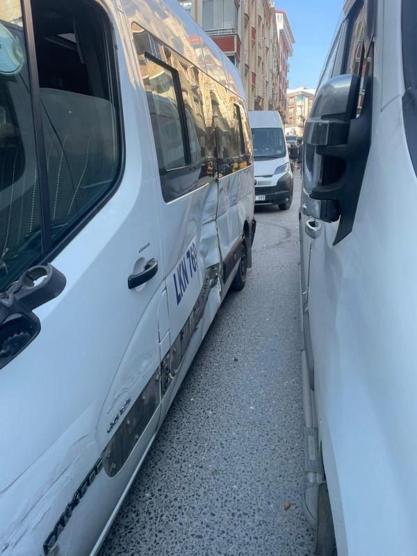 Esenyurt’ta içinde 16 öğrencinin bulunduğu servis minibüsünün freni boşaldı: O anlar kamerada
Esenyurt’ta içinde 16 öğrencinin bulunduğu servis minibüsünün freni boşaldı: O anlar kamerada