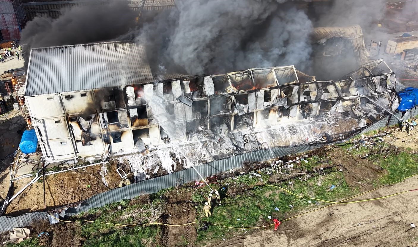 Esenyurt’ta işçilerin kaldığı büyük konteyner alev alev yandı
