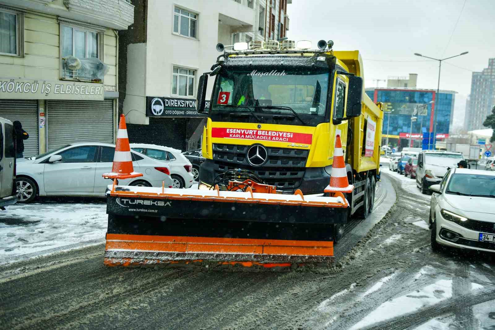Esenyurt’ta karla mücadele çalışmaları aralıksız sürüyor
