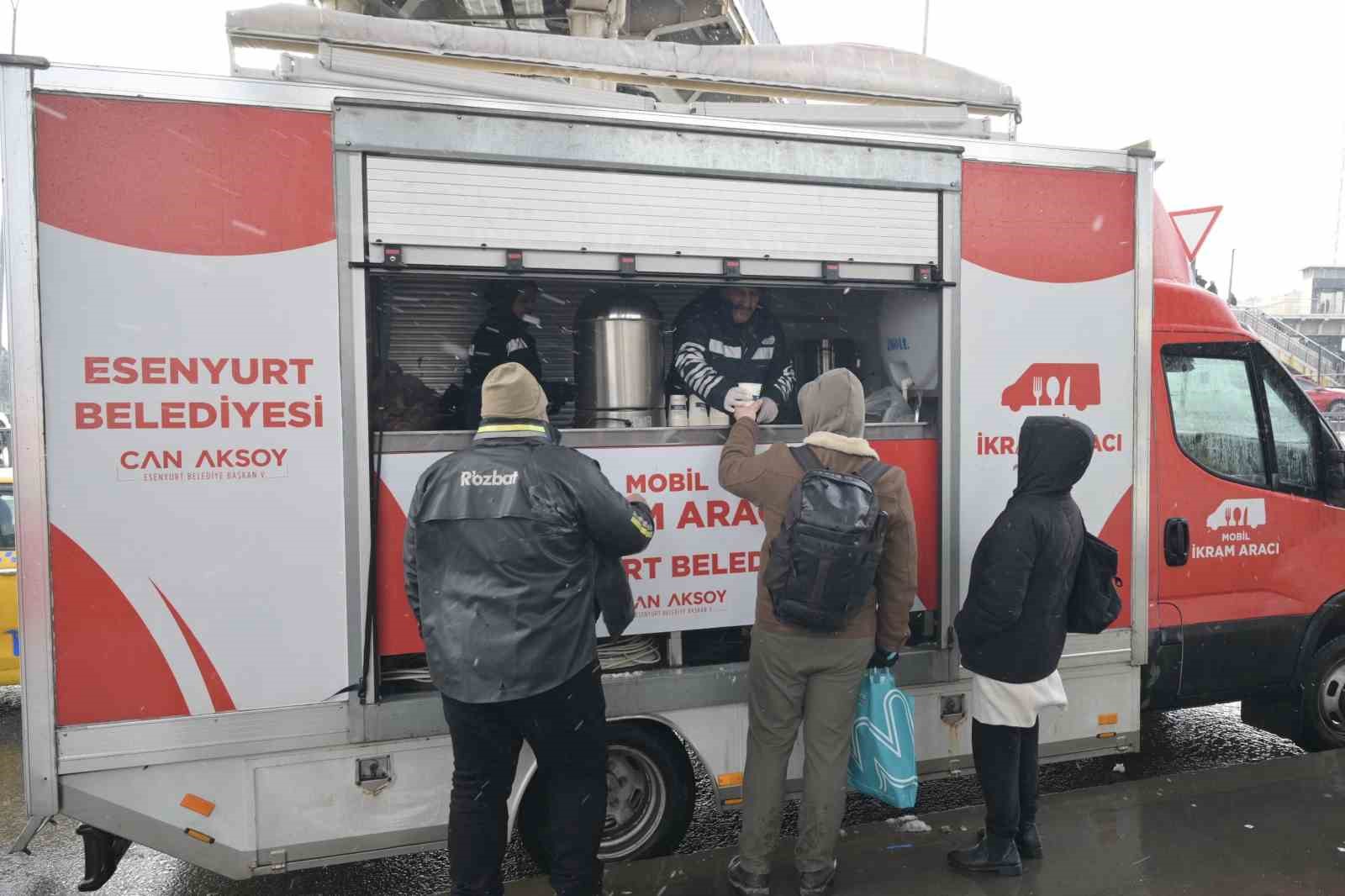 Esenyurt’ta karla mücadele çalışmaları aralıksız sürüyor
