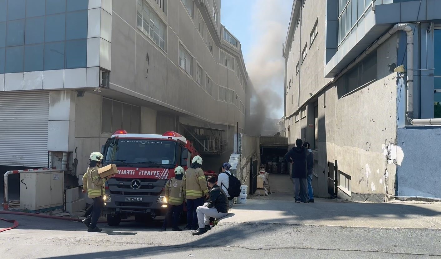 Esenyurt’ta korkutan yangın: Tekstil fabrikası alev alev yandı
