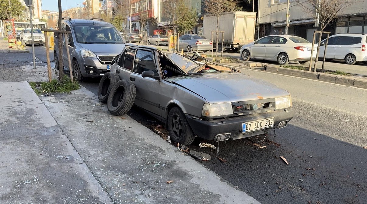 Esenyurt’ta mahalleli fırtınayı anlattı; "Toz duman içerisinde kaldık"
