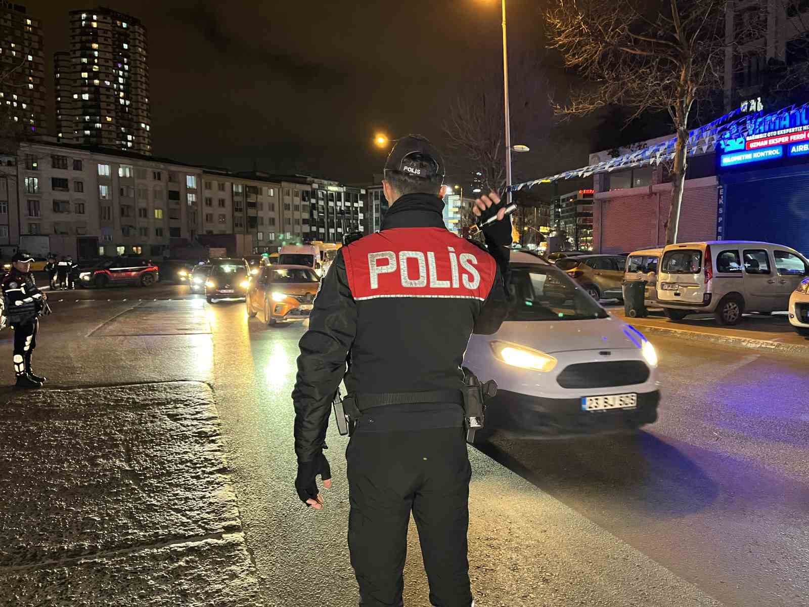 Esenyurt’ta polis ekiplerinden trafik denetimi
