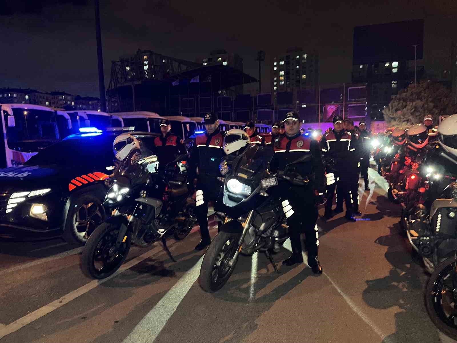 Esenyurt’ta polis ekiplerinden trafik denetimi
