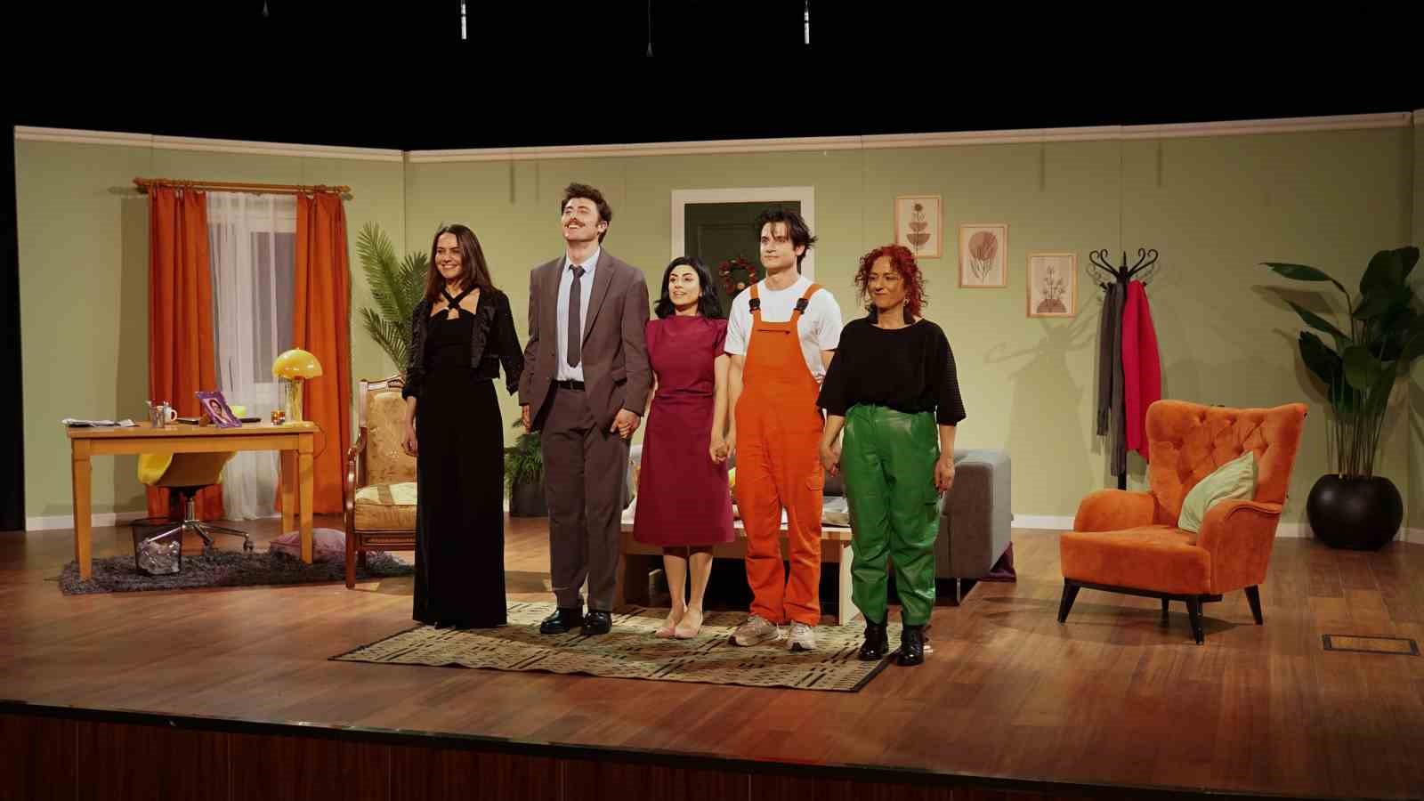 Esenyurt’ta "Sara’yı Evlendirmek" oyunu izleyiciden tam not aldı
