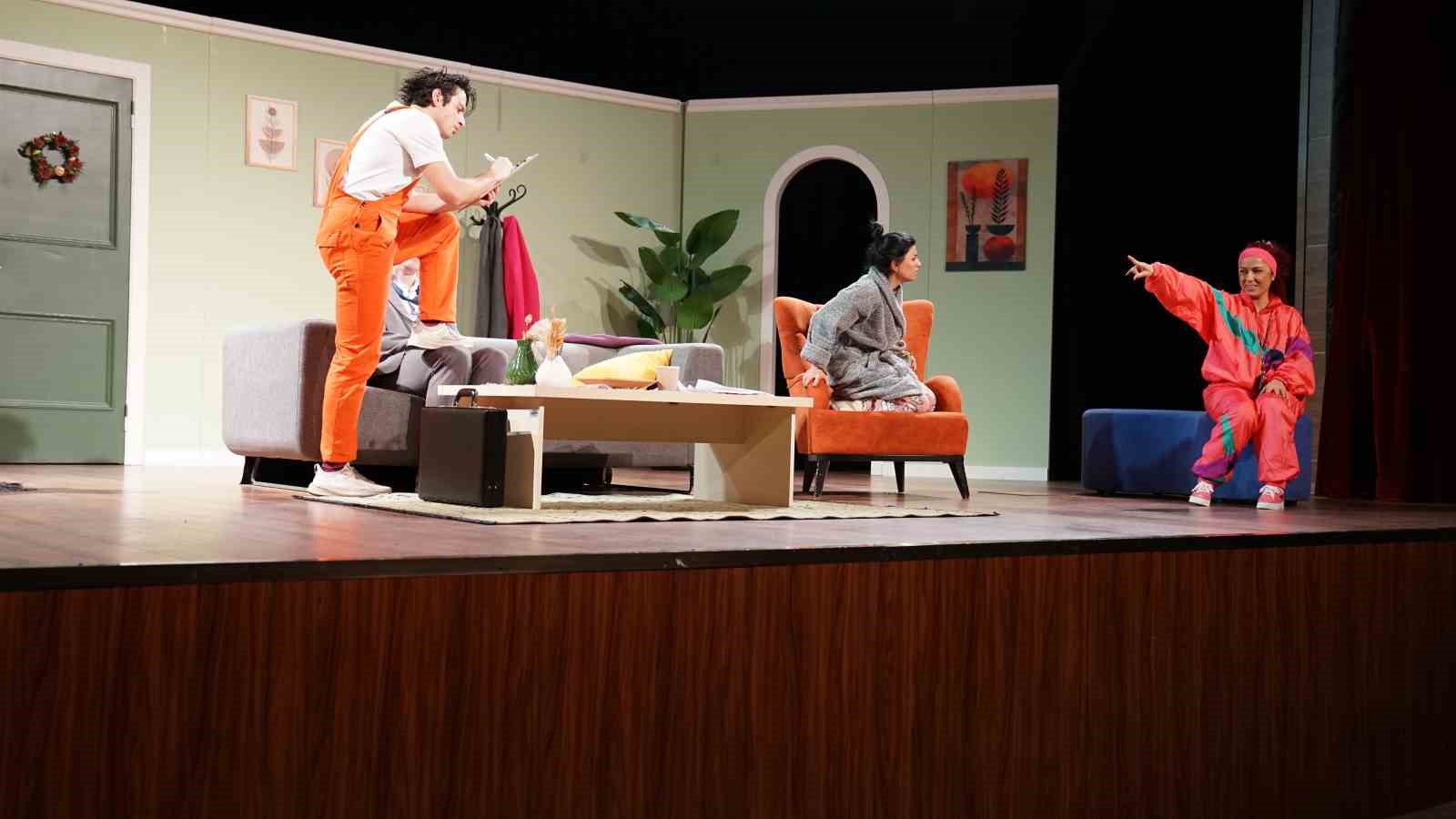 Esenyurt’ta "Sara’yı Evlendirmek" oyunu izleyiciden tam not aldı
