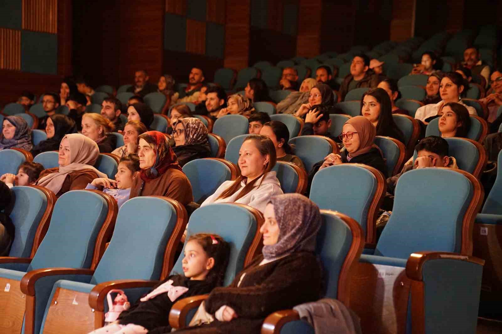 Esenyurt’ta "Sara’yı Evlendirmek" oyunu izleyiciden tam not aldı
