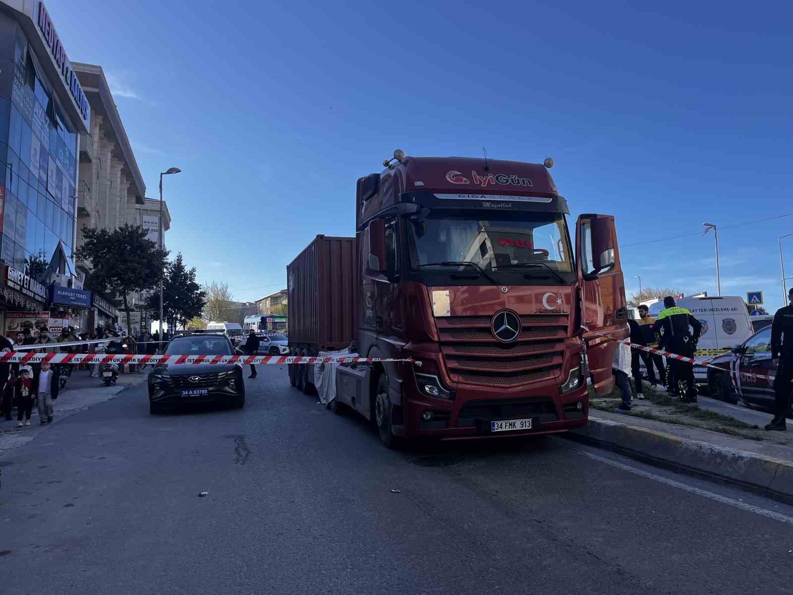 Esenyurt’ta tırın çarptığı kadın hayatını kaybetti
