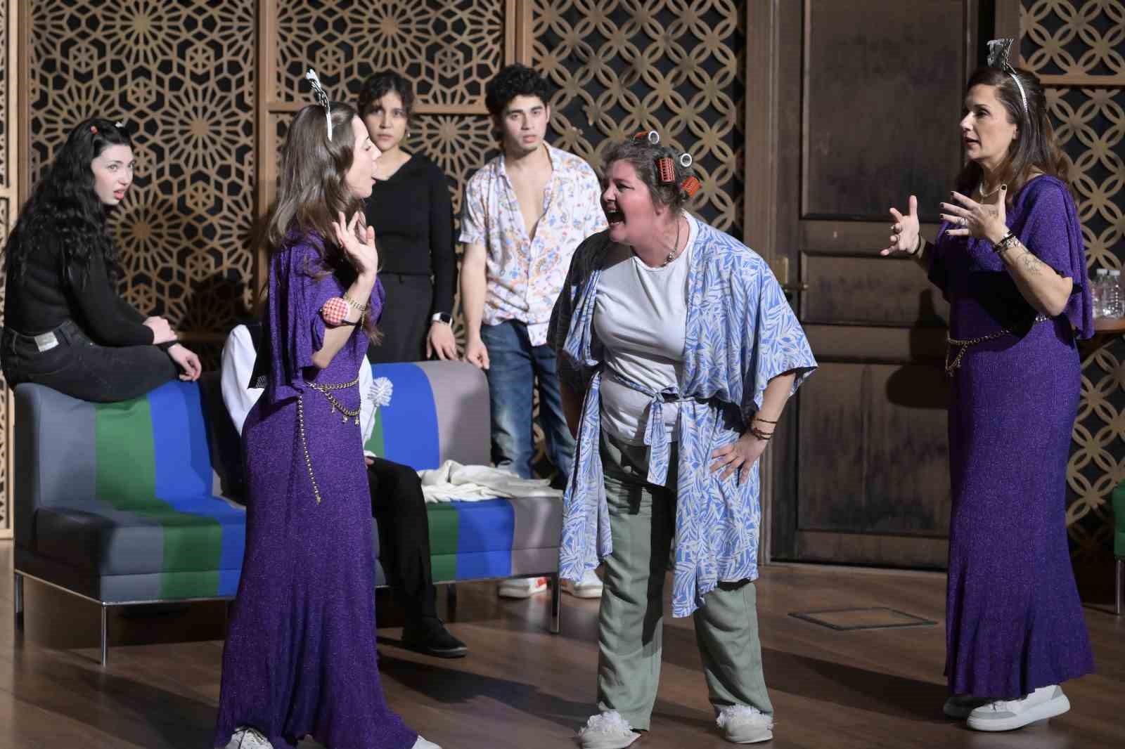 Esenyurt’ta tiyatro dolu bir sezon: Her ay 3 oyun sahnelendi
