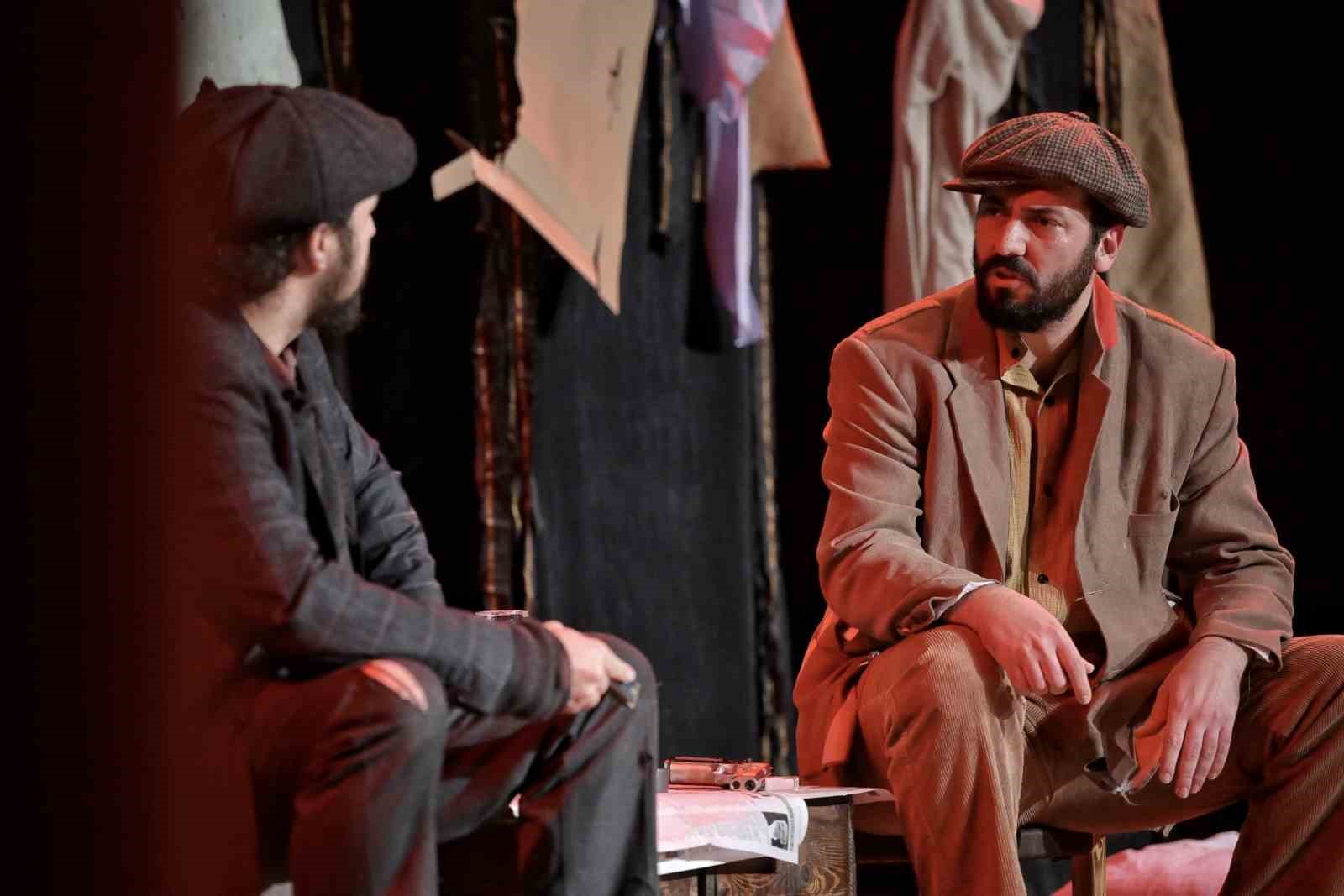 Esenyurt’ta tiyatro dolu bir sezon: Her ay 3 oyun sahnelendi
