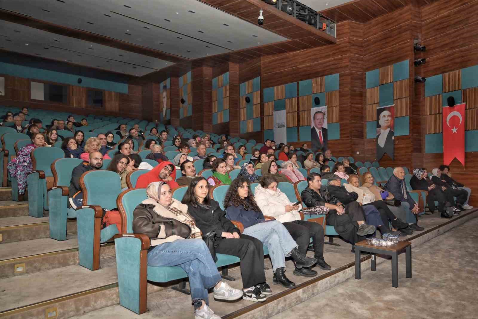 Esenyurt’ta tiyatro dolu bir sezon: Her ay 3 oyun sahnelendi
