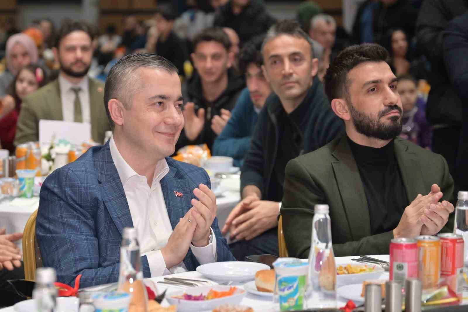 Esenyurt’ta TÜGVA Aile İftarı programı düzenlendi
Esenyurt’ta TÜGVA Aile İftarı programı düzenlendi