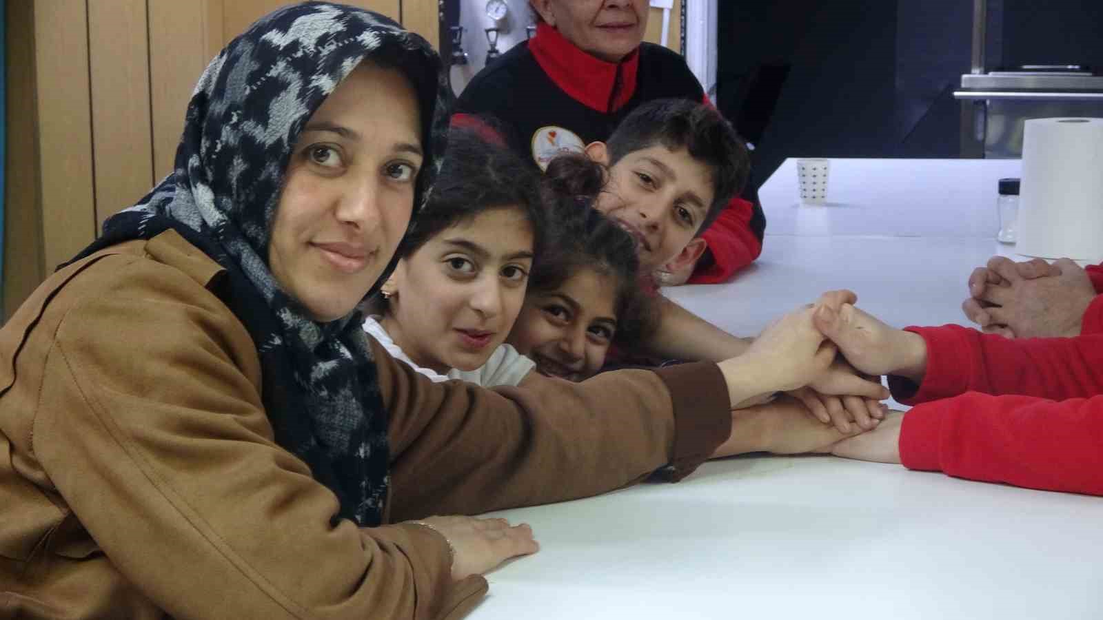 Eşi cezaevine giren kadın çocuklarıyla birlikte hastane mescidine sığındı
