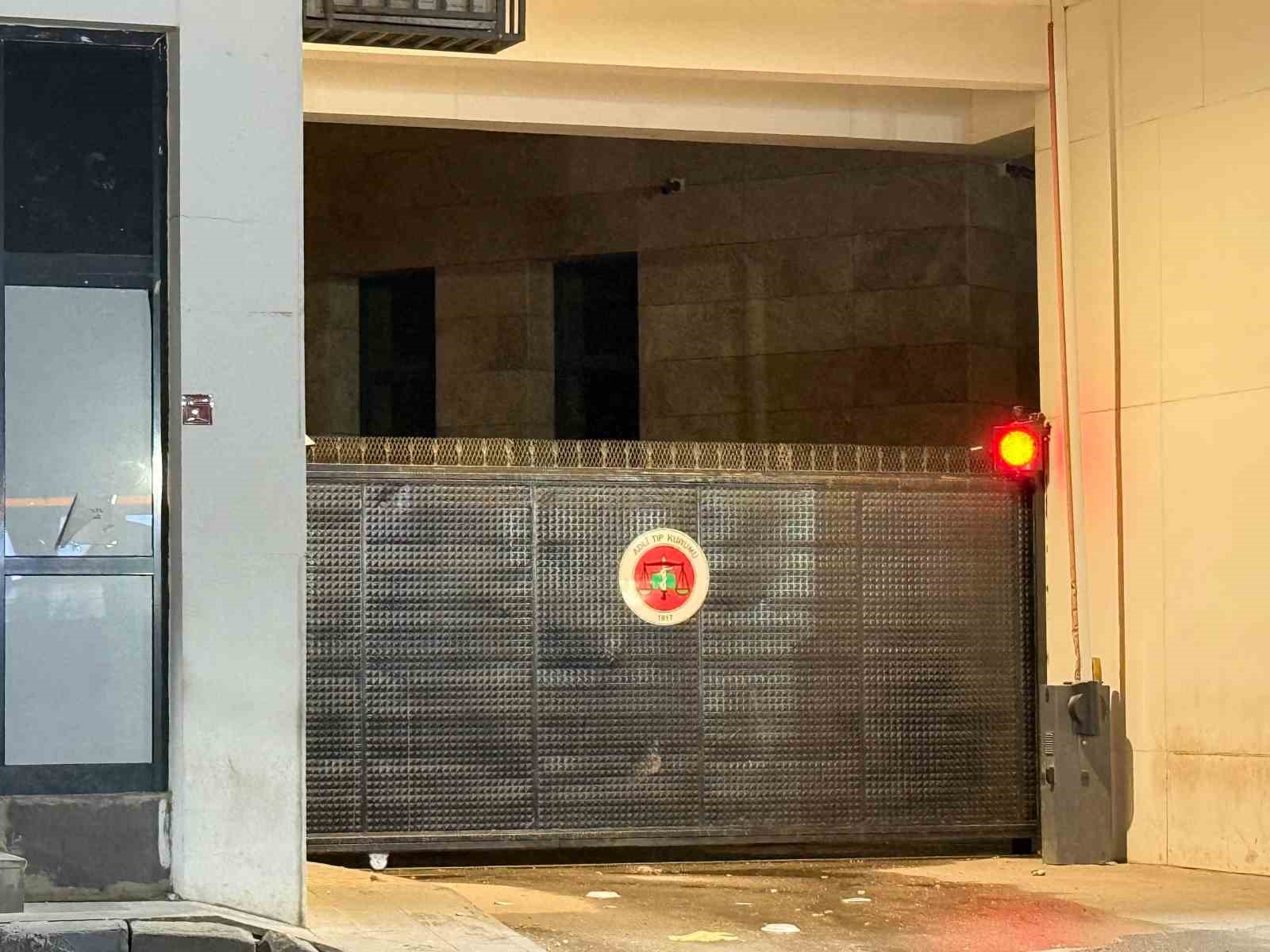 Eşi ile uygunsuz şekilde yakaladığı adama kurşun yağdırdı: 1 ölü, 1 yaralı
