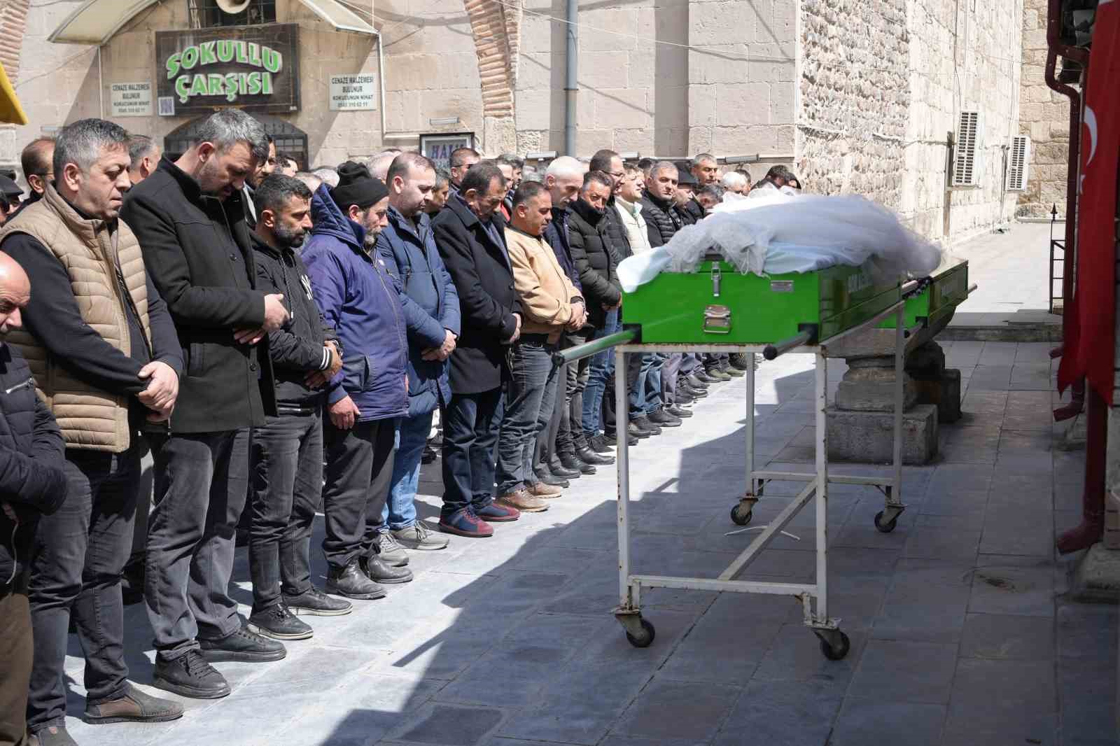 Eşi tarafından bıçaklanan 3 çocuk annesi kadın son yolculuğuna uğurlandı
