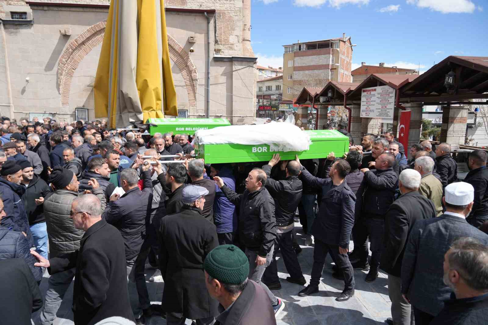 Eşi tarafından bıçaklanan 3 çocuk annesi kadın son yolculuğuna uğurlandı
