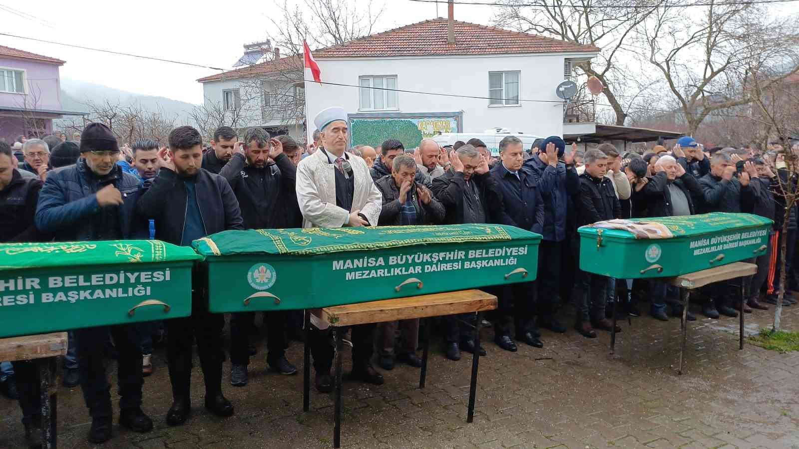 Eşi ve ailesini katletmişti: 4 kişi yan yana toprağa verildi
