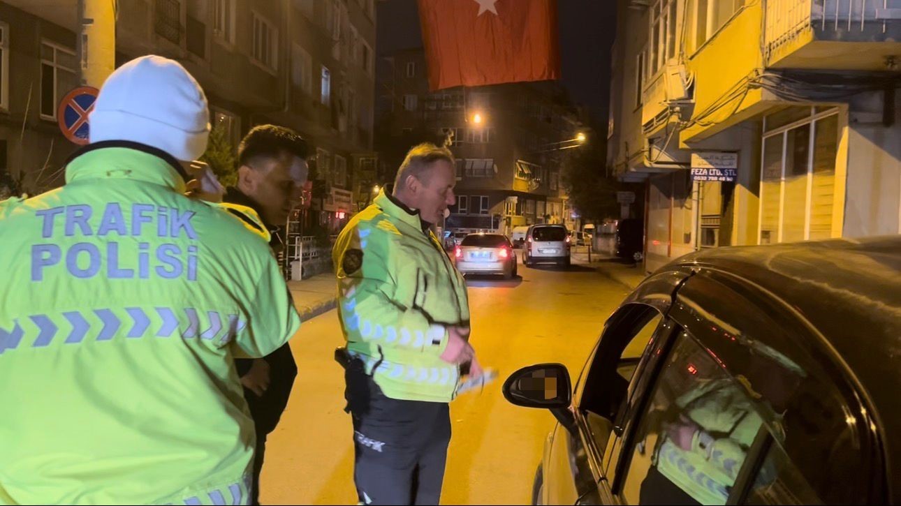 "Eşim gelmeden araçtan inmem" dedi, 1.45 promil alkollü çıktı
