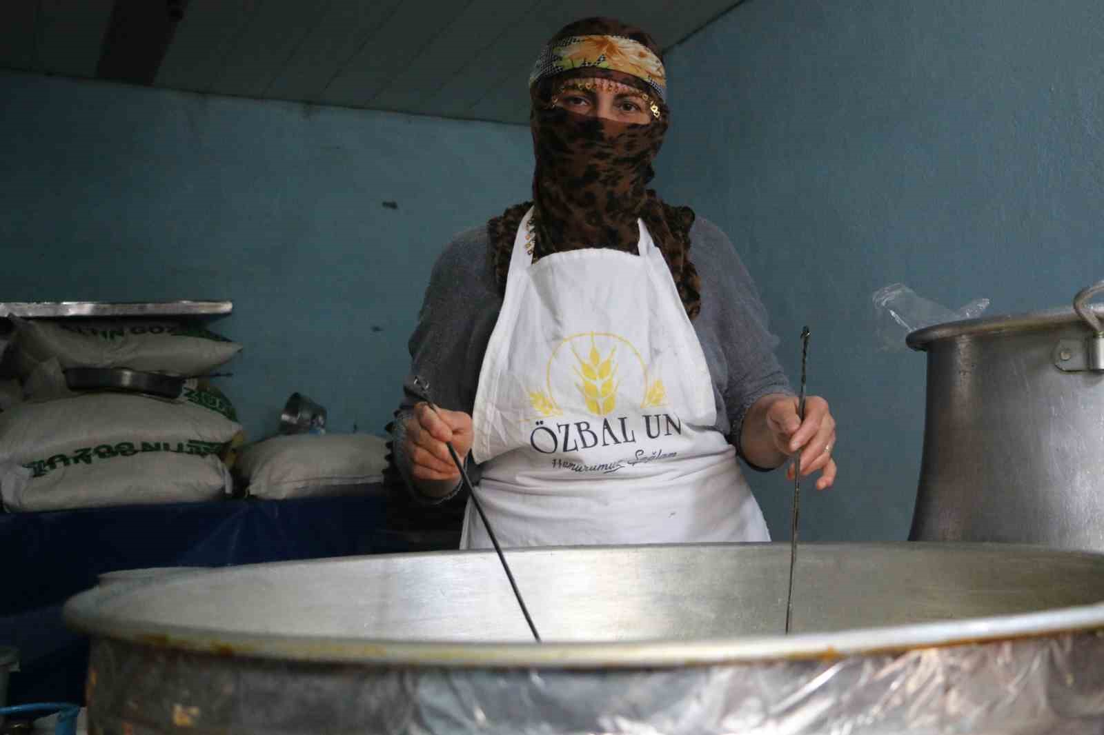 Eşine destek olup 15 metrekarelik dükkanda kadınların gücünü gösteriyor
