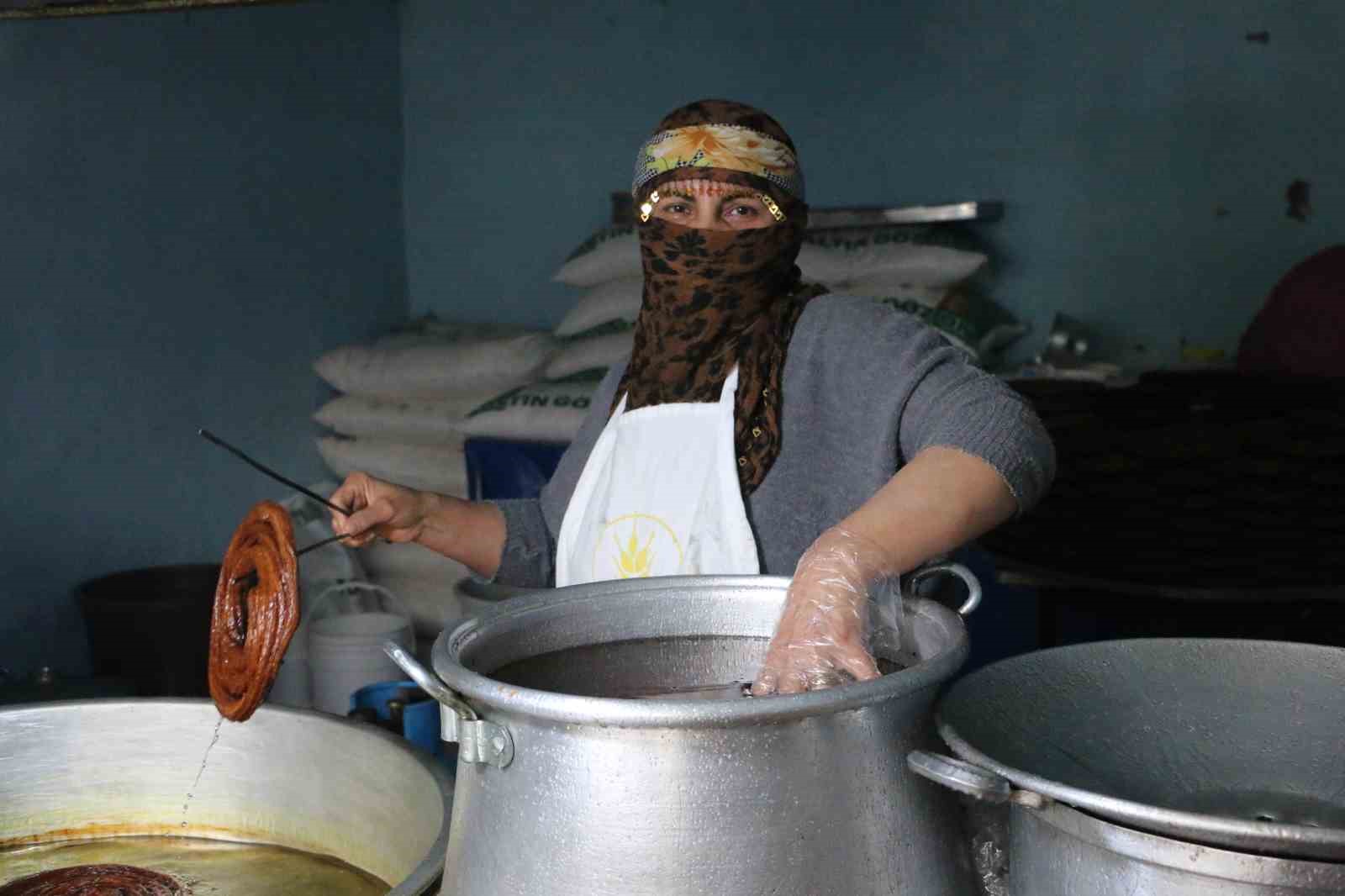 Eşine destek olup 15 metrekarelik dükkanda kadınların gücünü gösteriyor
