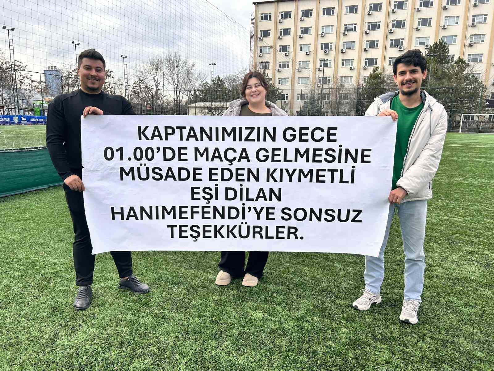 Eşine halı saha izni veren kadına pankartlı teşekkür
