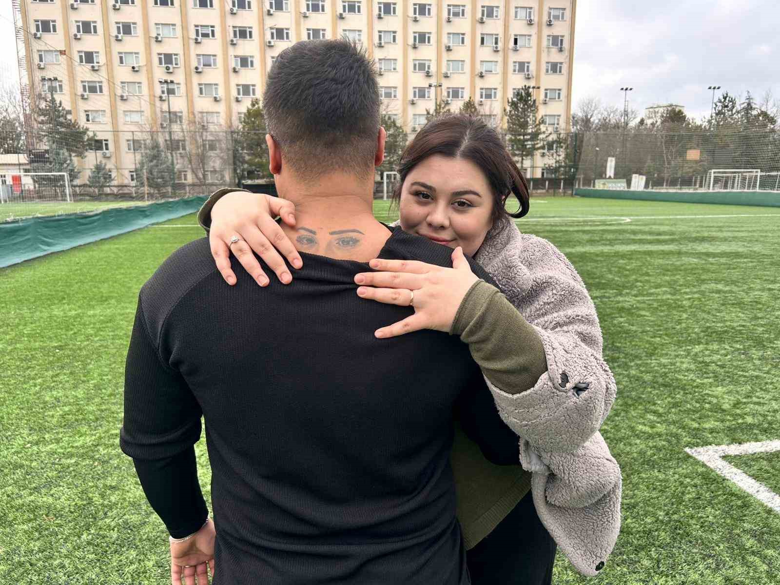 Eşine halı saha izni veren kadına pankartlı teşekkür
