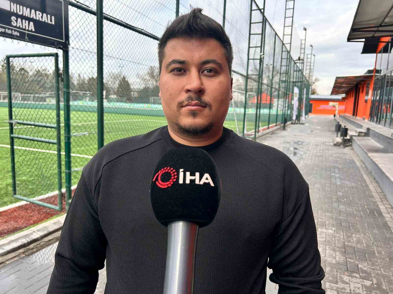 Eşine halı saha izni veren kadına pankartlı teşekkür
