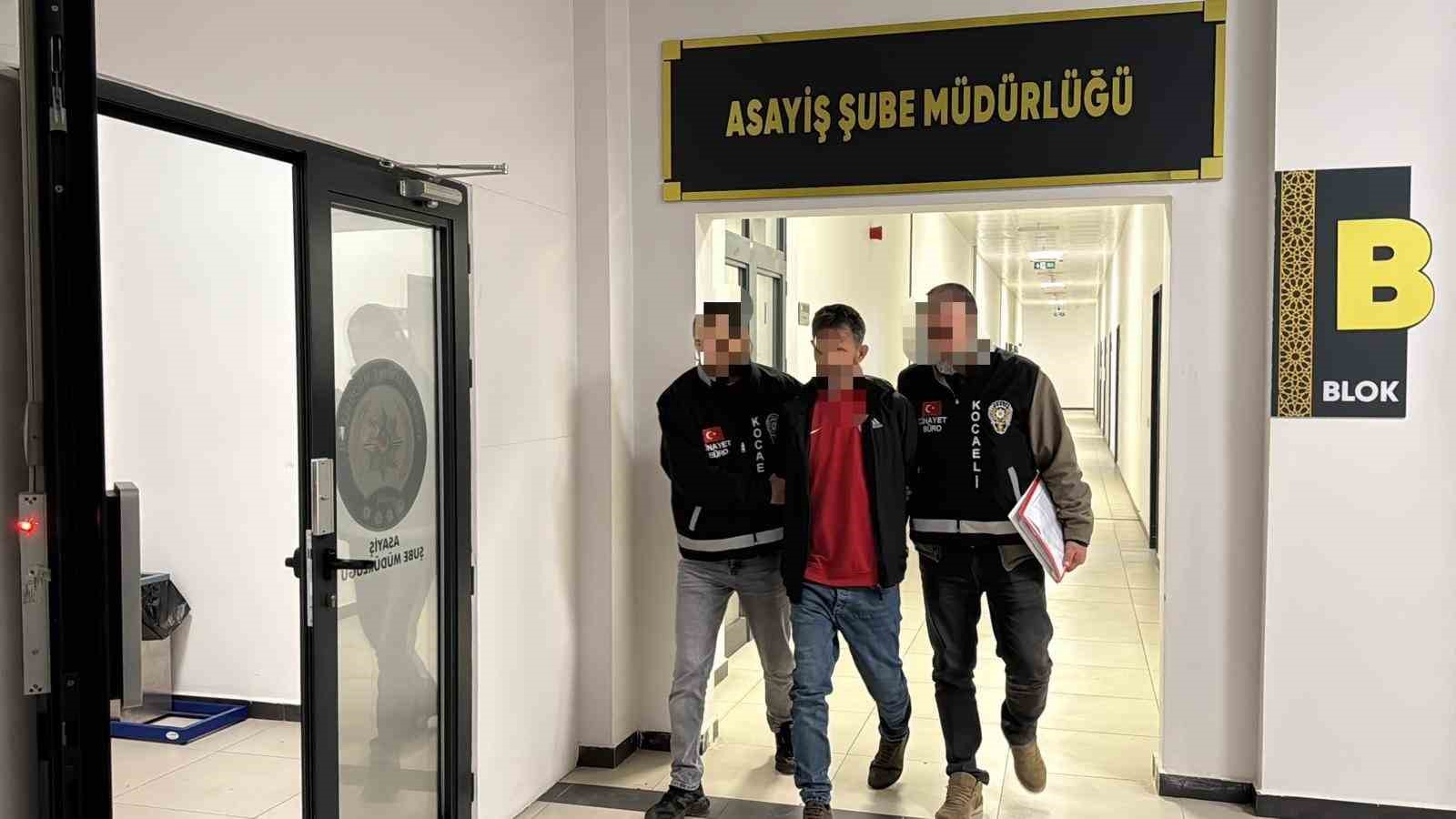 Eşini 8 bıçak darbesiyle öldürüp kardeşini aramış: "Hakkını helal et, Binnur öldü"
Eşini 8 bıçak darbesiyle öldürüp kardeşini aramış: "Hakkını helal et, Binnur öldü"